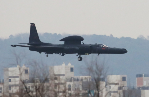 북한이 동해상으로 탄도미사일로 추정되는 발사체 1발을 발사한 지난 5일 경기도 평택시 주한미공군 오산기지에 고공정찰기 U-2S가 착륙하고 있다. 연합뉴스