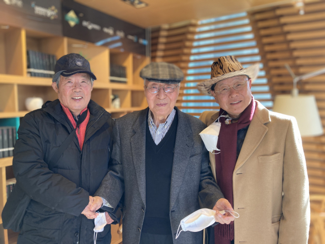 강영택(가운데) 단장과 도미기사들.