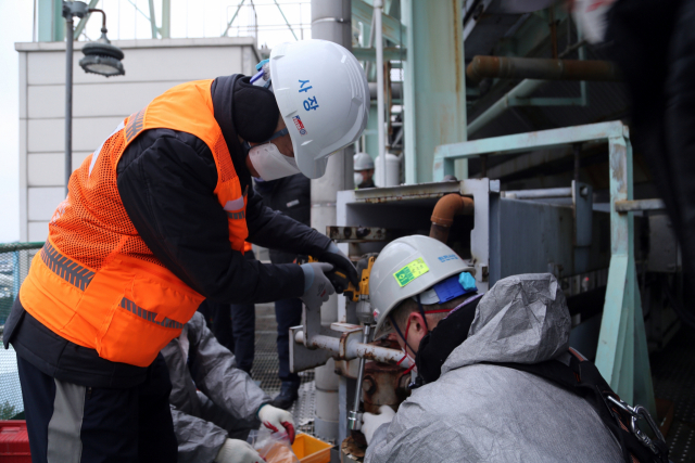 보령사업처 현장 정비 업무를 수행 중인 김평환 대표(왼쪽 주황색 조끼). 한전산업개발