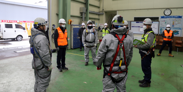 작업 전 위험예지활동(TBM)에 참석한 김평환 대표(왼쪽 주황색 조끼). 한전산업개발 제공