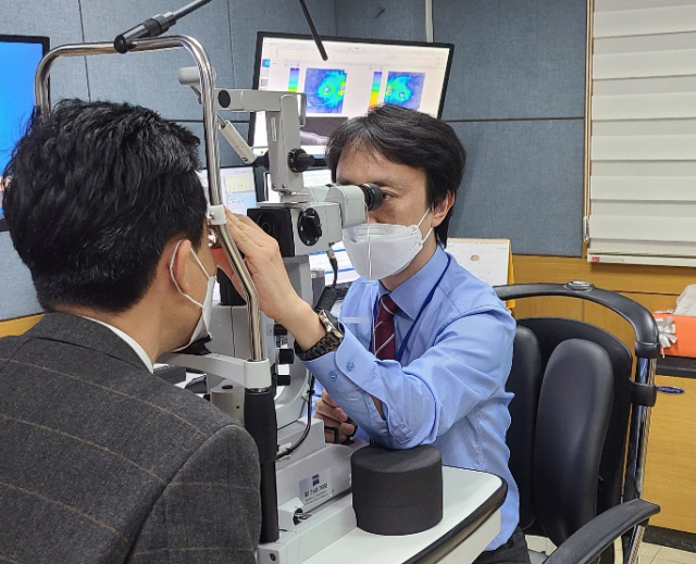 사람 몸에 들어온 개회충은 주로 폐, 간 등에 기생하는데, 눈에 침범할 경우 염증을 일으키고, 최악의 경우 시력 상실까지 초래할 수 있다. 이안과 이지은 원장이 환자를 진료하고 있다. 이안과 제공