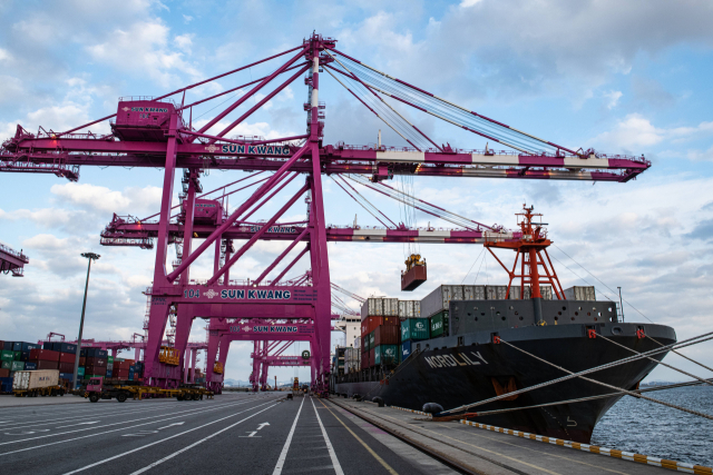 인천 신항 선광신컨테이너터미널에 접안한 컨테이너 선박. IPA 제공