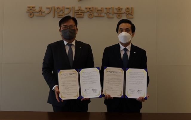 TIPA 이재홍 원장(왼쪽)과 KISTI 김재수 원장이 업무협약을 맺은 후 기념 촬영을 하고 있다. TIPA 제공