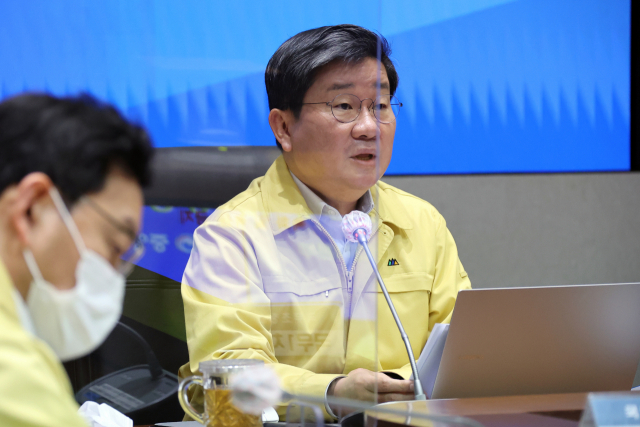 전해철 중대본 제2차장(행정안전부 장관)이 24일 오전 정부서울청사 중앙재난안전대책본부 서울상황센터에서 열린 코로나19 대응 중대본 회의를 주재하고 있다. 연합뉴스