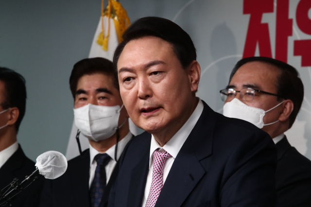 국민의힘 윤석열 대선 후보가 24일 오전 서울 여의도 중앙당사에서 '자유·평화·번영에 기여하는 글로벌 중추국가' 외교안보 글로벌비전을 발표한 뒤 취재진 질문에 답하고 있다. 연합뉴스