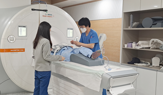 지난 2일 경남권 대학병원 외 최초로 독일 지멘스사 마그네톰 비다 3.0T MRI 장비를 도입한 거붕백병원이 진료비 부담 탓에 제대로된 검진을 받지 못하고 있는 지역 내 취약 계층을 위해 무료 MRI 검사를 진행했다. 병원 제공