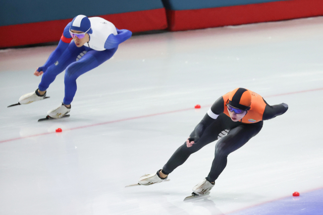 2022 베이징 동계올림픽 남자 매스스타트 메달을 노리는 정재원(오른쪽)과 이승훈. 연합뉴스