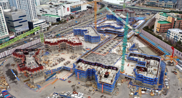 중대재해처벌법 시행을 하루 앞두고 공공기관, 기업 등이 대응책 마련에 골머리를 앓고 있는 반면, 노동계는 재해예방 노력이 부족하다고 지적하고 있다. 부산의 한 아파트 건설 현장. 정종회 기자 jjh@