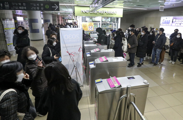 시운전 중이던 열차가 부산도시철도 2호선 구명역 인근에서 탈선한 26일 출근시간 갑작스러운 열차운행중지로 화명역 역사 내부가 혼잡한 모습이다. 김종진 기자 kjj1761@