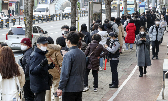 시운전 중이던 열차가 부산도시철도 2호선 구명역 인근에서 탈선한 26일 출근시간 갑작스러운 열차운행중지로 화명역 3번출구에 마련된 셔틀버스 임시정거장에 시민들이 줄지어 서있다. 김종진 기자 kjj1761@