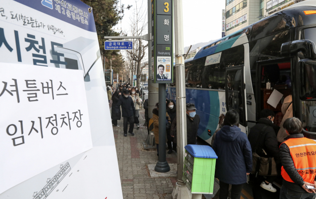 시운전 중이던 열차가 부산도시철도 2호선 구명역 인근에서 탈선한 26일 출근시간 갑작스러운 열차운행중지로 화명역 3번출구에 마련된 셔틀버스 임시정거장에 시민들이 줄지어 서있다. 김종진 기자 kjj1761@