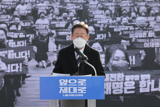 더불어민주당 이재명 대선후보가 27일 광주시 광산구 광주공항에서 광주·전남 공동 공약을 발표하고 있다. 연합뉴스