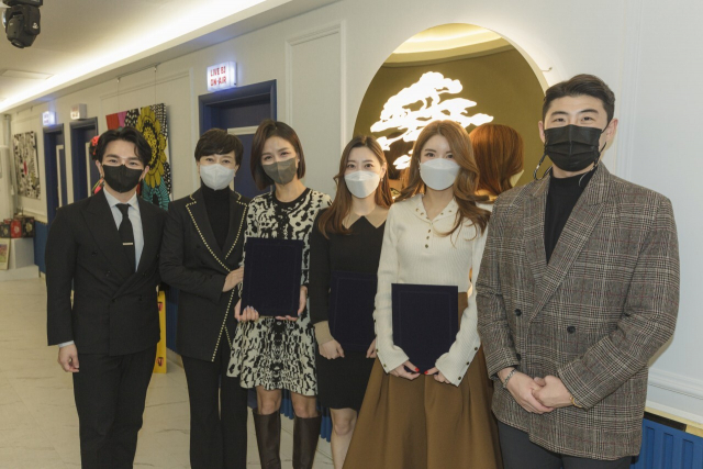 (주)소나무엔터테인먼트(대표 김일환·박서우)와 정보영스피치는 라이브 쇼호스트 경연대회를 열고 최우수 방송인으로 1등 김당희, 2등 오희련, 3등 임소연을 선발했다.