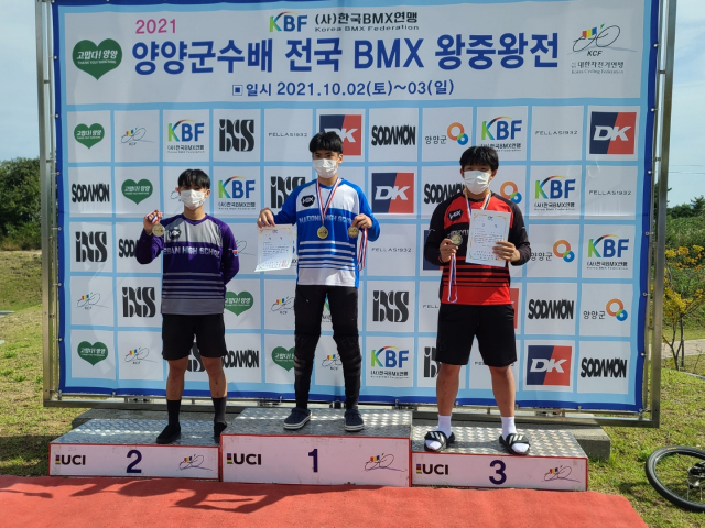 서준형(가운데)은 지난해 10월 열린 양양군수배 전국 BMX 왕중왕전에서는 1위를 차지했다.