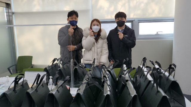 한국해양교통안전공단(KOMSA) ESG혁신실 직원들이 세종 아름동에 기부물품을 전하고 기념사진을 촬영하고 있다. KOMSA 제공