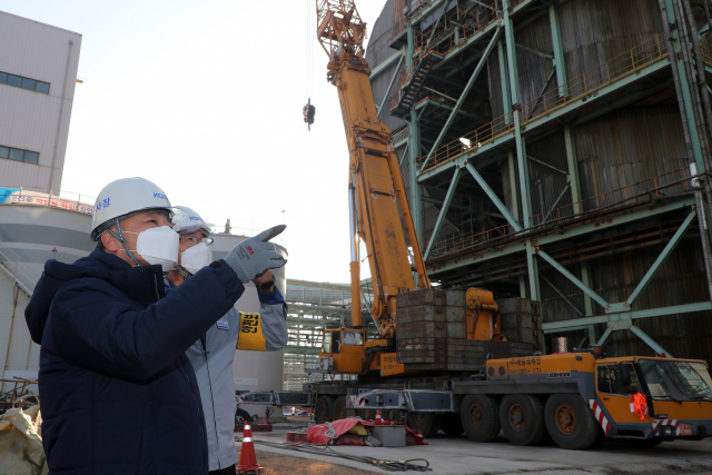 27일 영흥발전본부에서 김회천 한국남동발전 사장이 옥내저탄장 건설공사 현장을 점검하고 있다. 남동발전 제공