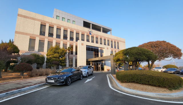 창원지법 통영지원에서 2018년 거제시청 공무원 뇌물 사건으로 재판을 받았던 40대 사업가가 최근 옥상에서 극단적 선택해 숨지는 사건이 발생했다. 김민진 기자