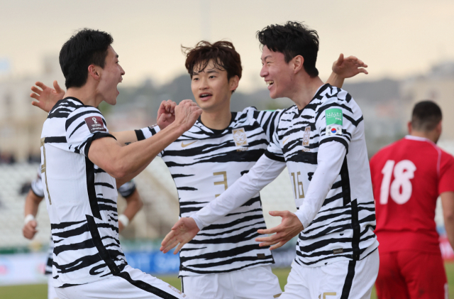 27일(현지시간) 레바논 시돈의 시립경기장에서 열린 2022 카타르 월드컵 아시아 최종예선 조별리그 A조 7차전 대한민국과 레바논의 경기. 골은 넣은 조규성(왼쪽)이 김진수, 황의조와 기쁨을 나누고 있다. 연합뉴스