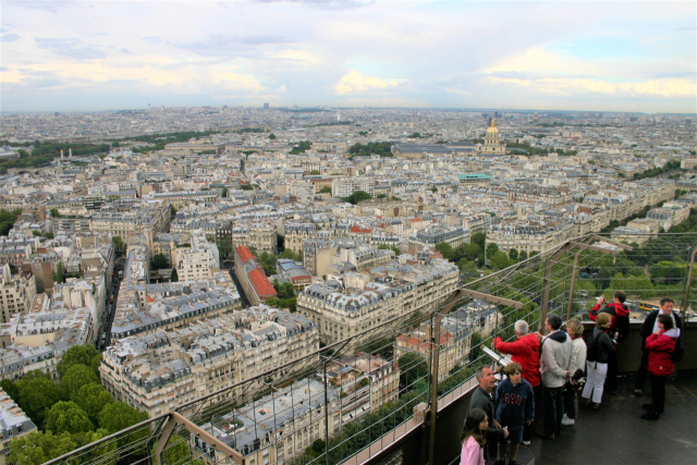 에펠탑 꼭대기에서 내려다본 파리 시내.