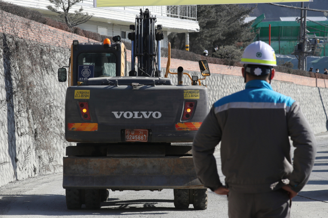 29일 경기도 양주시 은현면 삼표산업 석재 채취장에서 굴삭기가 토사 붕괴사고 현장으로 이동하고 있다. 이날 오전 골재 채취 작업 중 토사가 붕괴해 작업자 3명이 매몰돼 관계 당국이 구조 작업 중이다. 연합뉴스