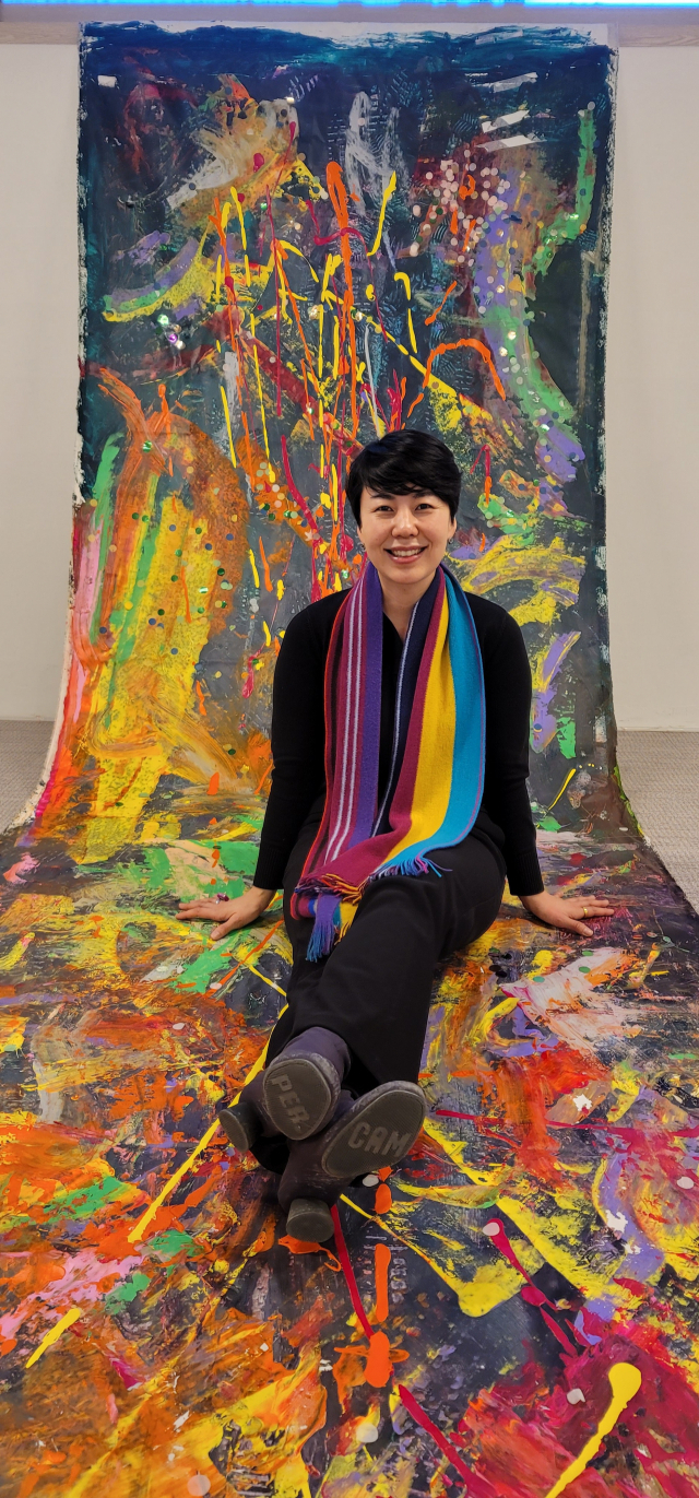 희락원 스튜디오에 전시된 '달밤 드로잉'과 이정윤 작가. 오금아 기자