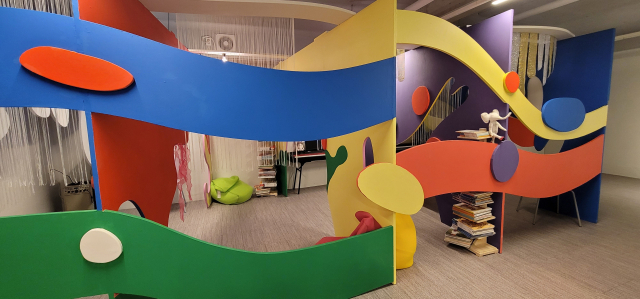 희락원 스튜디오에 기증한 이정윤 작가의 설치작품 '너만의 파도를 만들어'. 오금아 기자