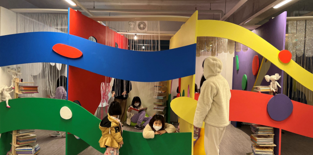 이정윤 작가가 희락원 스튜디오 아트 앤 뮤직에 기증한 설치작품에서 아이들이 뛰어놀고 있다. 희락원 제공