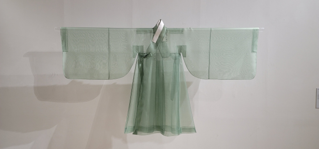 아름지기 20주년 특별전은 한국의 전통문화를 소개한다. 온지음 옷공방에서 재현한 영조 도포. 오금아 기자