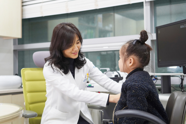 좋은문화병원 소아청소년과 신정현 과장이 여아를 진료하고 있다. 좋은문화병원 제공