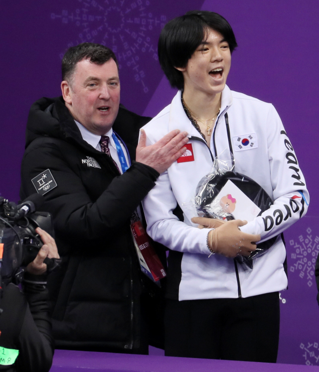 한국 지도자로 베이징 동계올림픽에 참가하는 브라이언 오서 코치(왼쪽)와 차준환. 연합뉴스