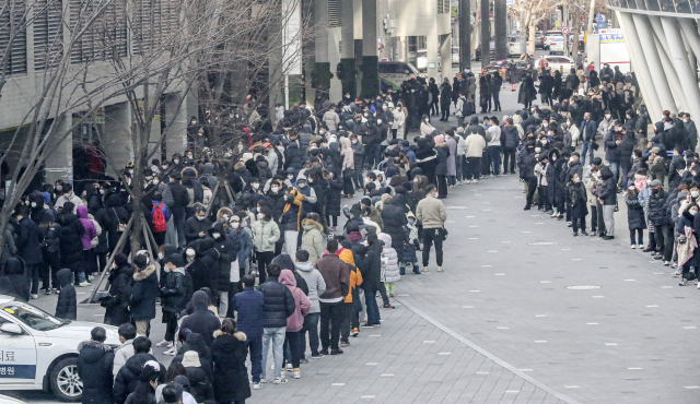 설 연휴 마지막 날인 2일 오후 부산 동구 부산역 유라시아 플랫폼의 코로나19 임시 선별검사소에 몰려든 시민들이 검사 차례를 기다리고 있다. 김종진 기자 kjj1761@