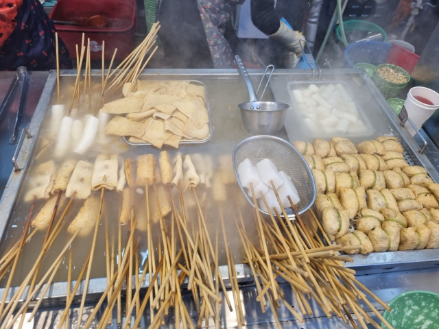 어묵 국물에 가래떡을 넣어서 먹는 '물떡'. 오른쪽 위에 있는 떡들은 떡볶이에 들어갈 떡들이다. 장병진 기자