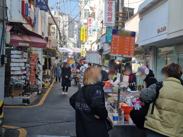 부산 중구 남포동 먹자골목. 물떡은 메뉴판에 없지만 없는 곳은 없다. 장병진 기자