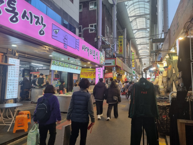 부평시장을 찾은 관광객들은 부산에서만 먹을 수 있는 물떡을 많이 찾는다. 장병진 기자
