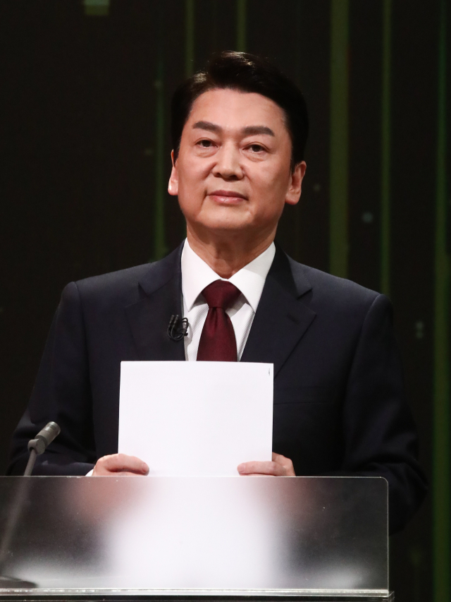 국민의당 안철수 대선 후보가 3일 오후 서울 여의도 KBS 공개홀에서 열린 방송 3사 합동 초청 '2022 대선후보 토론'에 앞서 리허설 준비를 하고 있다. 연합뉴스