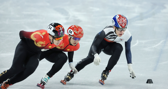 한국 쇼트트랙 대표팀 황대헌이 2022 베이징 동계올림픽 개막 사흘째인 7일 오후 중국 베이징 캐피탈 실내 경기장에서 열린 쇼트트랙 남자 1000m 준결승 1조 경기에서 인코스를 공략해 1위로 치고 나가고 있다. 연합뉴스