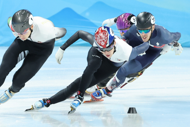 한국 쇼트트랙 대표팀 이준서가 2022 베이징 동계올림픽 개막 사흘째인 7일 오후 중국 베이징 캐피탈 실내 경기장에서 열린 쇼트트랙 남자 1000m 준준결승 2조 경기에서 역주하고 있다. 연합뉴스