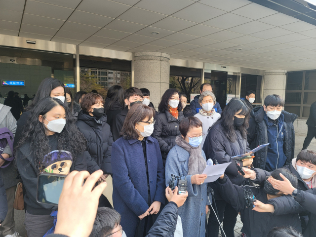 9일 오거돈 전 부산시장의 항소심 선고 공판이 끝난 직후 오거돈 성폭력사건 공동대책위원회가 입장을 밝히고 있다. 안준영 기자 jyoung@