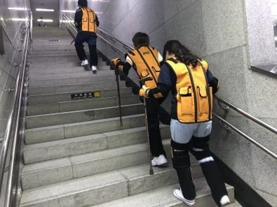 (위로부터)부산시노인복지용구센터 직원이 복지용구를 소독하고 있다. 노인복지용구를 수리하는 직원과 배달한 후 점검하는 직원, 노인 체험 프로그램을 하는 청년들. 부산시노인복지용구종합센터 제공