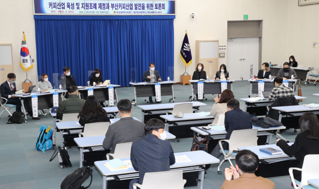 9일 부산시청에서 ‘커피산업 육성과 지원을 위한 조례 제정과 부산커피산업 발전을 위한 토론회’가 열렸다. 강선배 기자 ksun@