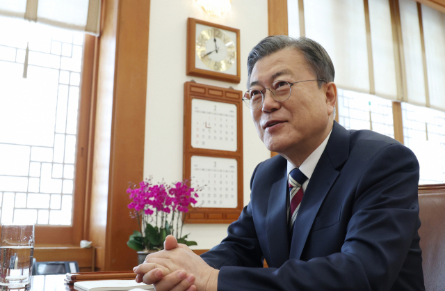 문재인 대통령이 청와대에서 아시아·태평양지역 뉴스통신사 교류협력체 '아태뉴스통신사기구'(OANA)의 의장사인 연합뉴스 및 세계 7대 통신사와 서면인터뷰를 한 후 사진 촬영에 임하고 있다. 연합뉴스