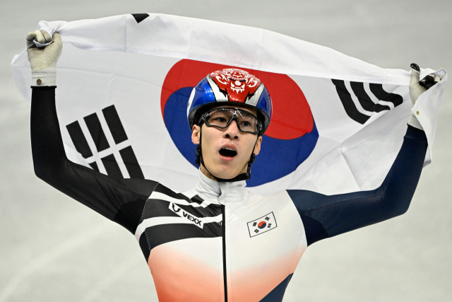 한국 쇼트트랙 대표팀 황대헌이 9일 오후 중국 베이징 캐피털 실내 경기장에서 열린 2022 베이징 동계올림픽 쇼트트랙 남자 1500m 결승에서 금메달을 획득한 후 기뻐하고 있다. AFP연합뉴스