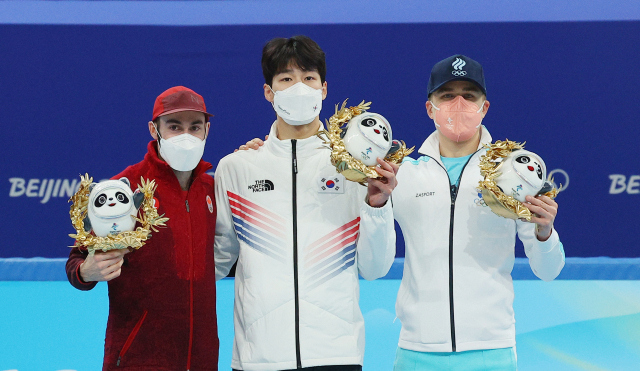 9일 오후 중국 베이징 캐피털 실내 경기장에서 열린 2022 베이징 동계올림픽 쇼트트랙 남자 1500m 결승에서 금메달을 획득한 한국 쇼트트랙 대표팀 황대헌이 시상식대에 올라 기념촬영을 하고 있다. 연합뉴스