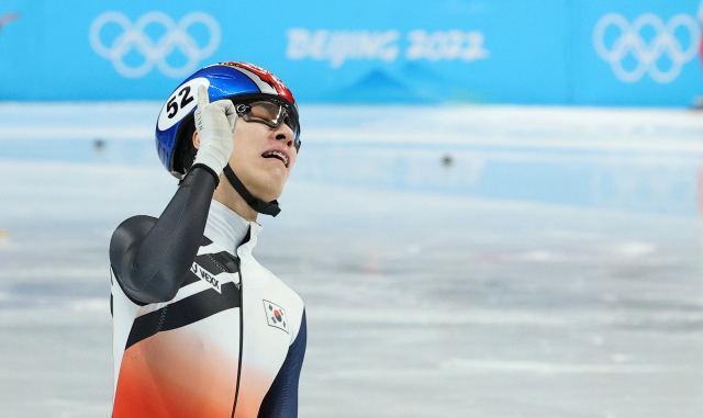 한국 쇼트트랙 대표팀 황대헌이 9일 오후 중국 베이징 캐피털 실내 경기장에서 열린 2022 베이징 동계올림픽 쇼트트랙 남자 1500m 결승에서 금메달을 획득한 후 기뻐하고 있다. 연합뉴스