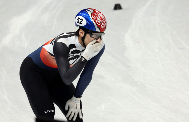 한국 쇼트트랙 대표팀 황대헌이 9일 오후 중국 베이징 캐피털 실내 경기장에서 열린 2022 베이징 동계올림픽 쇼트트랙 남자 1500m 결승에서 금메달을 획득한 후 기뻐하고 있다. 연합뉴스
