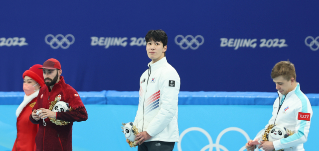 한국 쇼트트랙 대표팀이황대헌이 9일 오후 중국 베이징 캐피털 실내 경기장에서 열린 2022 베이징 동계올림픽 쇼트트랙 남자 1500m 결승전에서 금메달을 딴 뒤 시상대에서 관중석을 바라보고 있다. 연합뉴스
