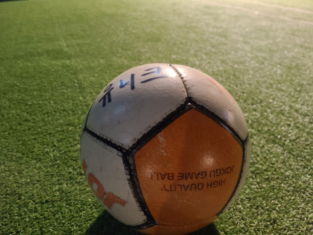 퇴근 후 잔디가 깔린 공터를 찾아 연습을 이어갔다. 점점 유니크에 소속감도 생겨가고 있다.