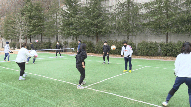 서 감독과 1대1 훈련을 하며 내 안의 족구 감각을 다시 일깨우고 있다. 발을 끝까지 보라고 지도하는 서 감독의 손짓.