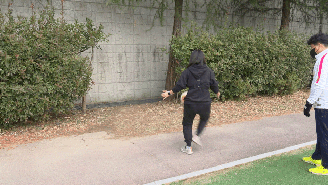 한 번 잘 차고 나면, 그 다음번은 꼭 이상하게 차진다. 이날은 공 주우러 다니느라 땀을 한바가지 흘렸다.