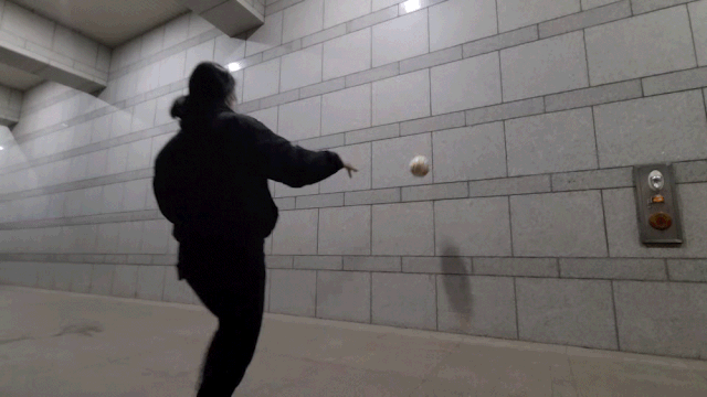 짬이 날 때마다 연습을 이어갔다. 벽에 공 튀기면서 연습하다 보면, 공 주우러 다닐 때 꽤나 운동이 된다.